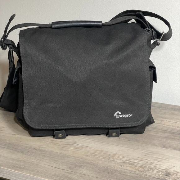 Lowepro LP36616 Urban Reporter 150 Camera Video Messenger Bag - Black - pockets - Picture 1 of 16